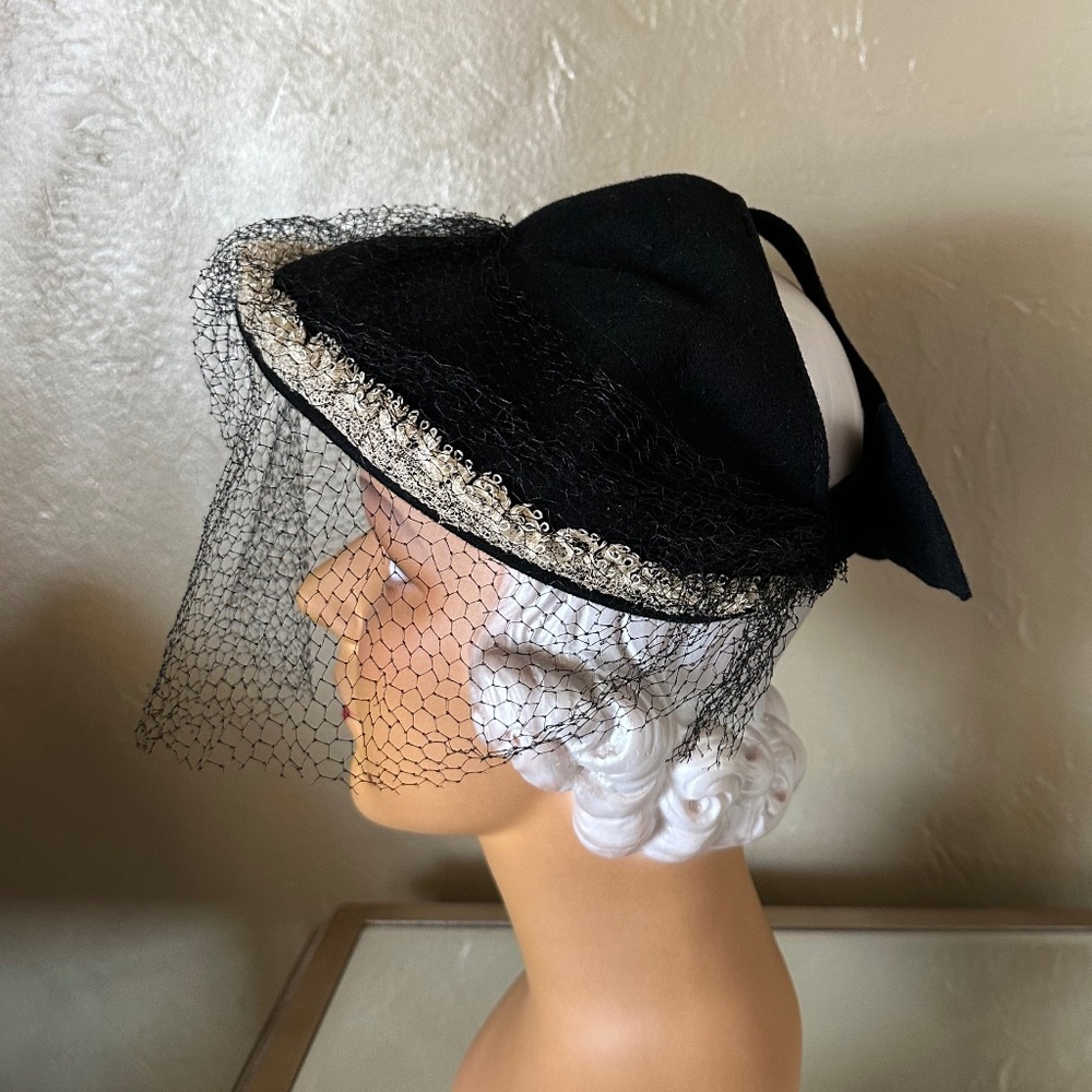 CLASSY 1940s' BLACK FELT HAT + OPEN CROWN AT BACK, LARGE BOW, WHITE TRIM & VEIL - Picture 4 of 13